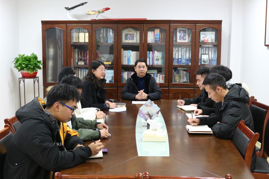 座谈会,院团委书记申海滨老师以及第四届学生委员会学生代表参加座谈