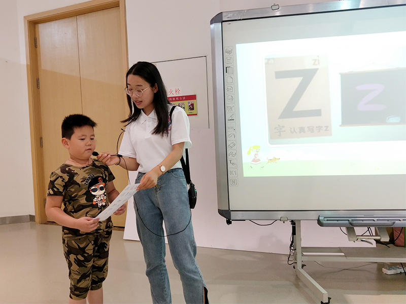0-4小朋友上台展示拼音基础并由志愿者为其纠正发言.jpg